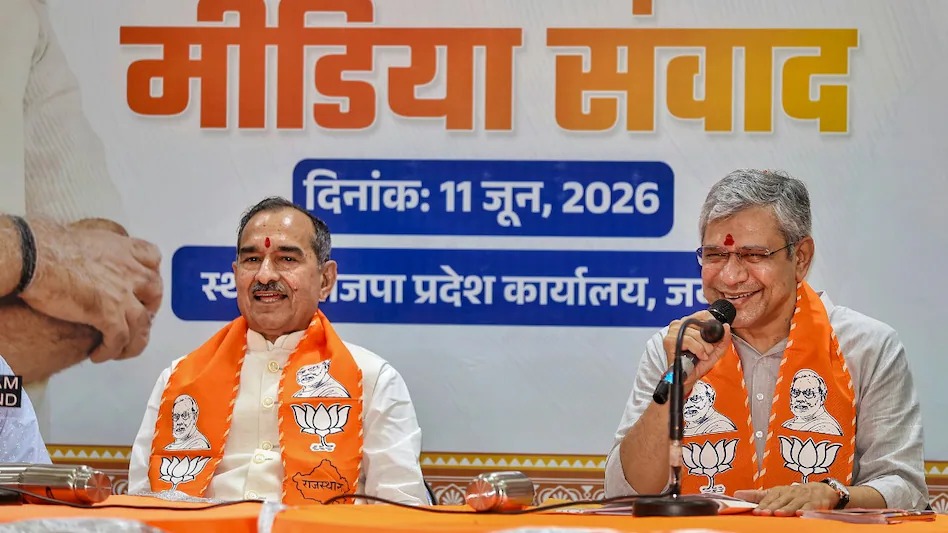 मोबाइल टॉर्च जलाकर बैठे रहे BJP प्रदेश अध्यक्ष, केंद्रीय रेल मंत्री की PC में बार-बार हो रही बत्ती गुल