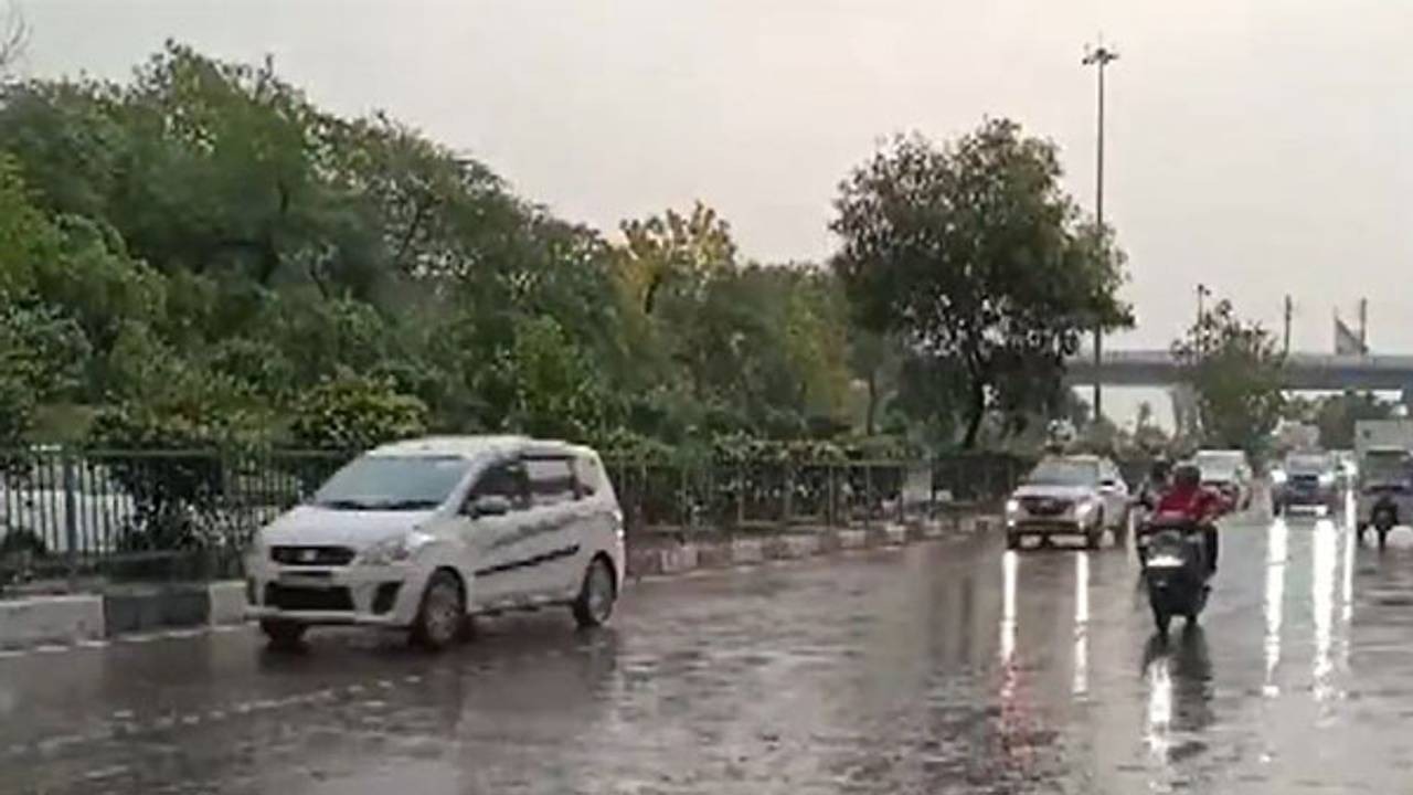 दिल्ली: उमस भरी गर्मी से जल्द मिलेगी राहत, बारिश का अलर्ट हुआ जारी !