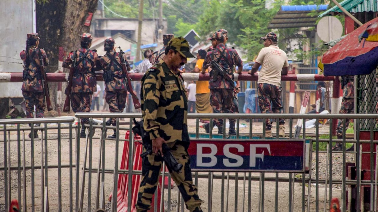बॉर्डर पर बैठे अपने ही लोगों को देखकर भारत पर आरोप लगाने लगा बांग्लादेश
