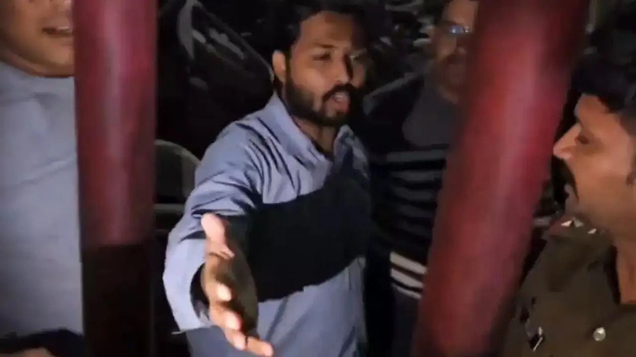 खान सर को क्यों पुलिस नहीं कर पाई गिरफ्तार ? कोचिंग सेंटर के बाहर डटे रहे स्टूडेंट्स 7 खान सर को क्यों पुलिस नहीं कर पाई गिरफ्तार ?