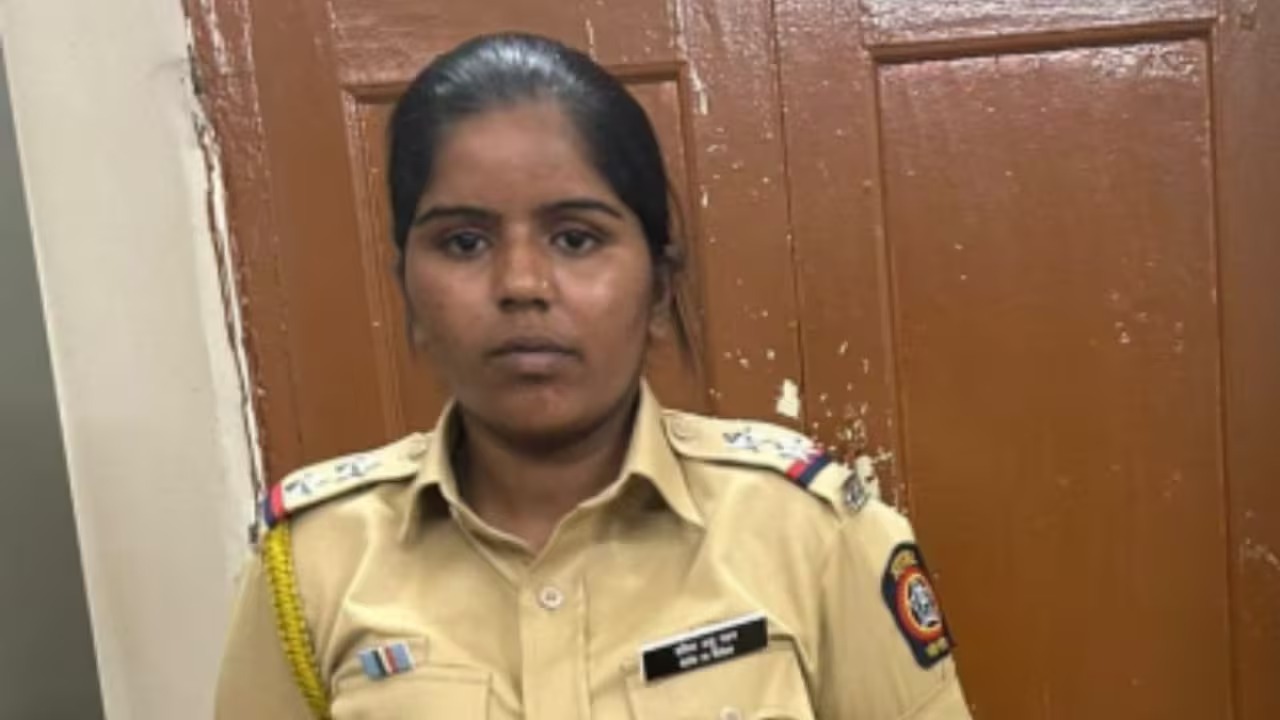 अफसर बनने के सपने में बन गई ठग! पुलिस ने गिरफ्तार की फर्जी 'लेडी सिंघम' 5 अफसर बनने के सपने में बन गई ठग! पुलिस ने गिरफ्तार की फर्जी 'लेडी सिंघम'