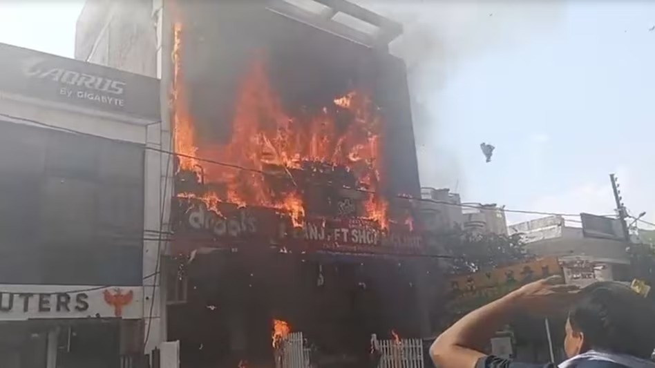 लखनऊ: गेंमिग जोन में लगी आग पर पाया काबू, जान बचाने के लिए कूदे लोग 1 लखनऊ: गेंमिग जोन में लगी आग पर पाया काबू