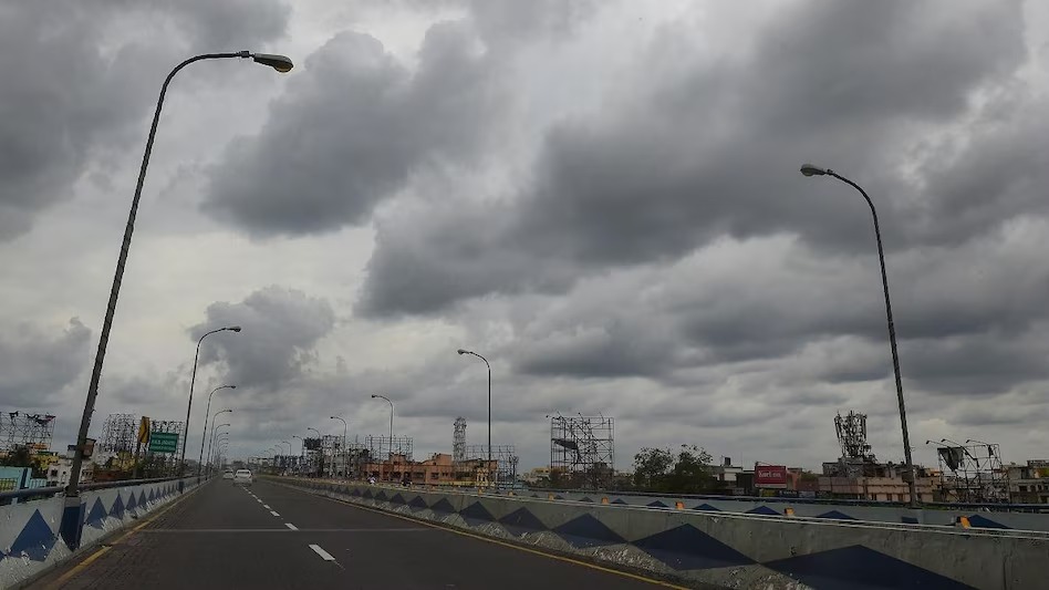 दिल्ली-NCR में बदला मौसम का मिजाज, बारिश के बने आसार 1 दिल्ली-NCR में बदला मौसम का मिजाज