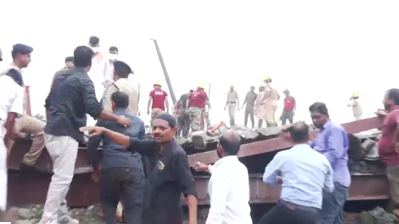 कोलकाता में बड़ा हादसा: निर्माणाधीन गोदाम की छत गिरी, कई मजदूर मलबे में दबे, रेस्क्यू ऑपरेशन जारी 2 कोलकाता में बड़ा हादसा: निर्माणाधीन गोदाम की छत गिरी, कई मजदूर मलबे में दबे