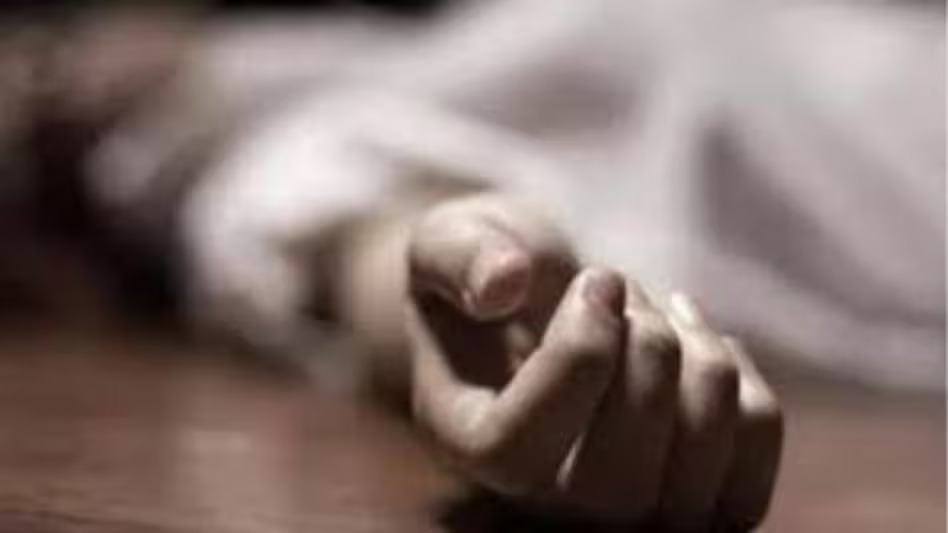 एक साल बाद कैसे जी उठा मुर्दा, अस्पताल में भर्ती होकर फिर मरा? निजी अस्पताल में बड़ा फर्जीवाड़ा! 4 एक साल बाद कैसे जी उठा मुर्दा, अस्पताल में भर्ती होकर फिर मरा? निजी अस्पताल में बड़ा फर्जीवाड़ा!