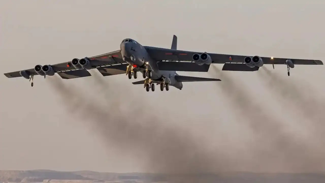 अमेरिका का ताकतवर B-52 बॉम्बर क्रैश, 8 लोगों की मौत 3 अमेरिका का ताकतवर B-52 बॉम्बर क्रैश