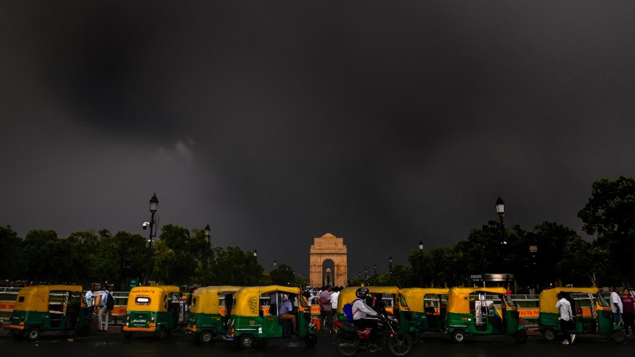 दिल्ली में गर्मी से राहत ! 20 जून तक बारिश होने की आशंका, जानिए मौसम का हाल 1 दिल्ली में गर्मी से राहत ! 20 जून तक बारिश होने की आशंका