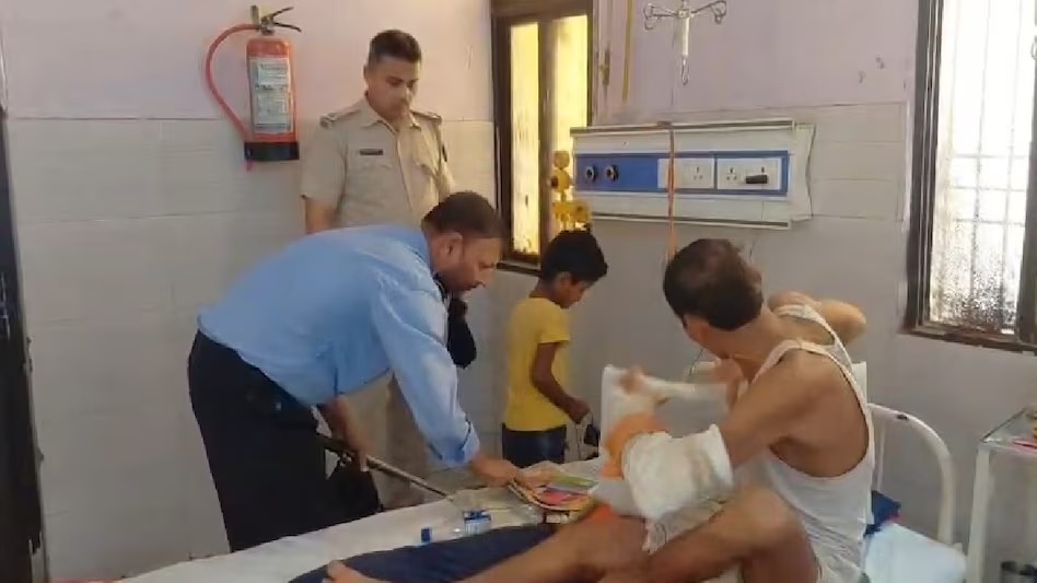 कोल्ड्रिंक की बोतल में शराब डालकर अस्पताल ला रहे मरीज के परिजन, ऐसे हुआ खुलासा 3 कोल्ड्रिंक की बोतल में शराब डालकर अस्पताल ला रहे मरीज के परिजन