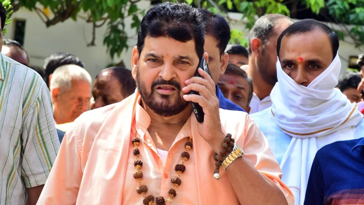 राम मंदिर चढ़ावा विवाद में बृजभूषण का रहस्यमय बयान, बोले- ‘सच बोलूंगा तो बहुत परेशानी में आ जाऊंगा’ 1 राम मंदिर चढ़ावा विवाद में बृजभूषण का रहस्यमय बयान