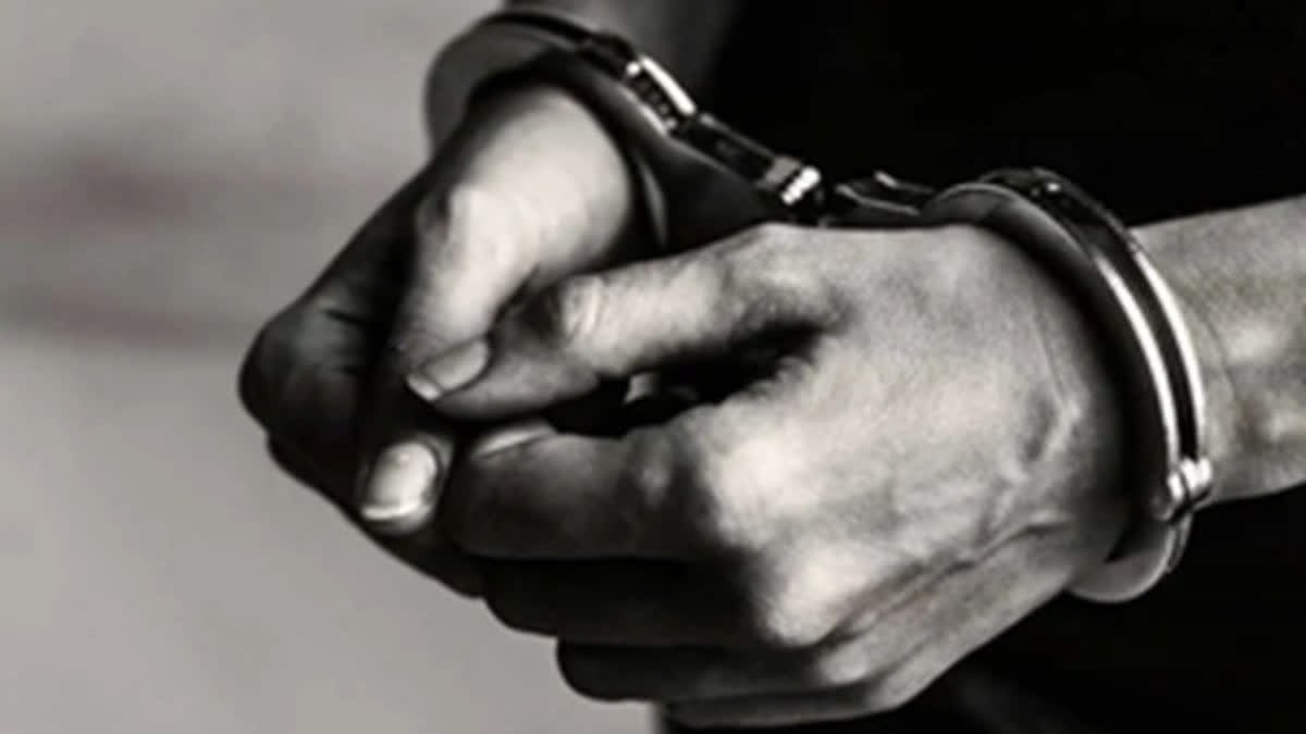 दिल्ली पुलिस ने 'डिजिटल अरेस्ट' ठगी करने वाले साइबर गिरोह का किया पर्दाफाश, 3 आरोपी गिरफ्तार 19 दिल्ली पुलिस ने 'डिजिटल अरेस्ट' ठगी करने वाले साइबर गिरोह का किया पर्दाफाश