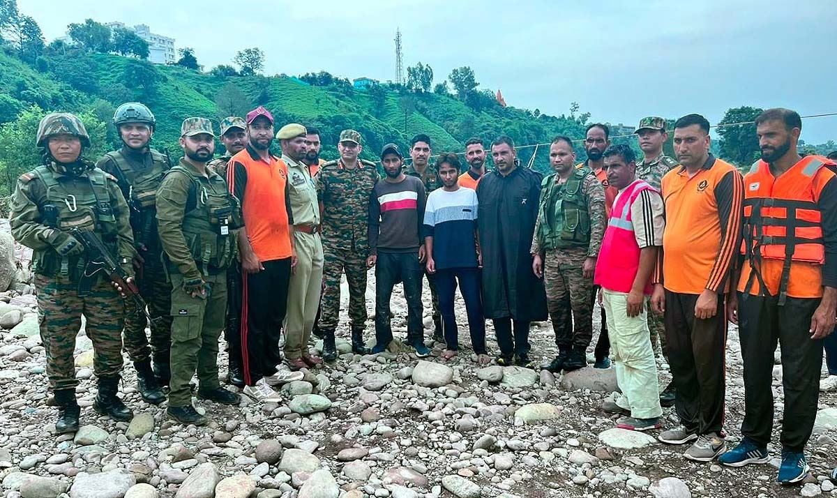 राजौरी में सेना का बड़ा रेस्क्यू ऑपरेशन, फ्लैश फ्लड में फंसे 11 लोगों की बचाई जान 1 राजौरी में सेना का बड़ा रेस्क्यू ऑपरेशन, फ्लैश फ्लड में फंसे 11 लोगों की बचाई जान