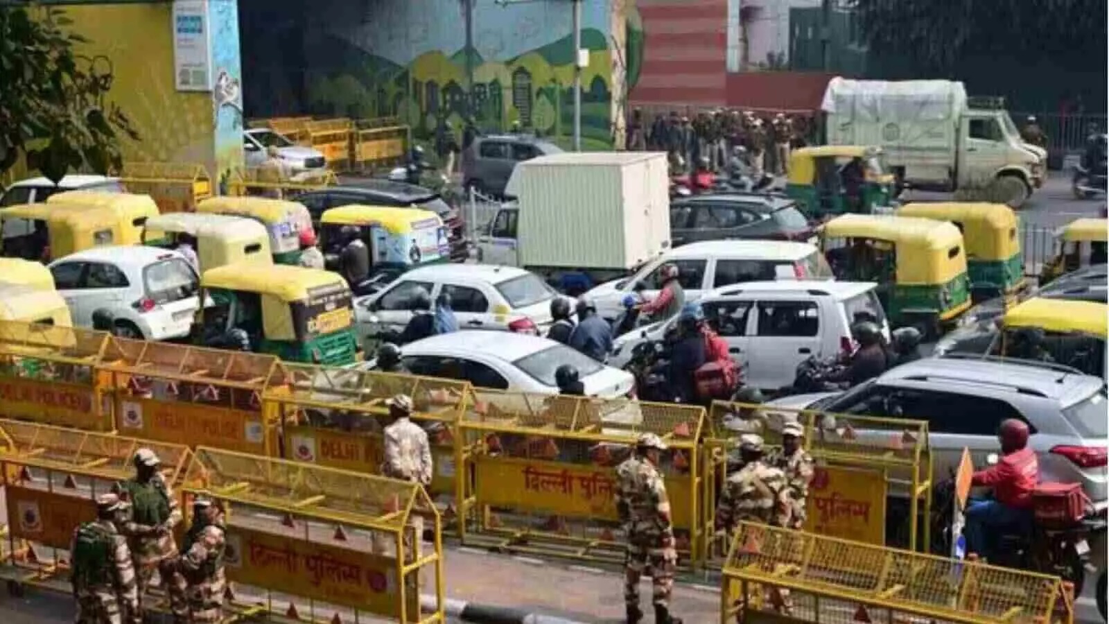 संसद सत्र के दौरान दिल्ली में ट्रैफिक अलर्ट, इन रास्तों पर जाने से बचें 8 संसद सत्र के दौरान दिल्ली में ट्रैफिक अलर्ट