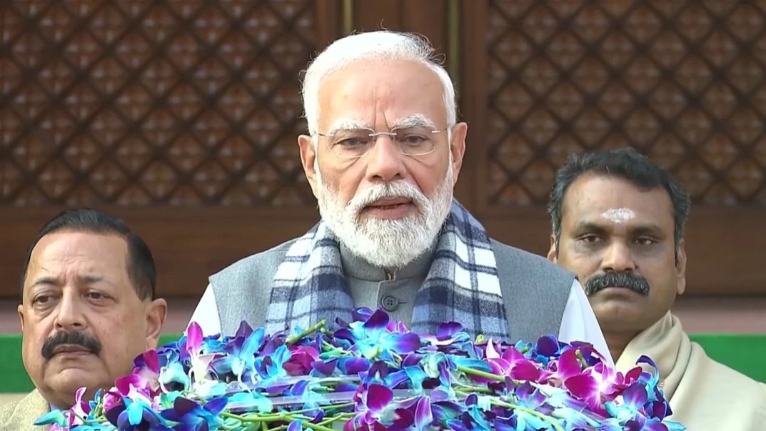 मानसून सत्र शुरू, PM मोदी ने विपक्ष को दी नसीहत, '56 साल के युवा' पर कसा तंज 7 PM मोदी ने विपक्ष को दी नसीहत, '56 साल के युवा' पर कसा तंज