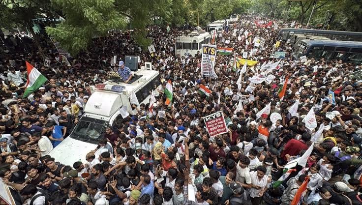 NEET विवाद पर देशभर में बढ़ा आंदोलन, सुरक्षा के चलते दिल्ली मेट्रो के 16 स्टेशन बंद