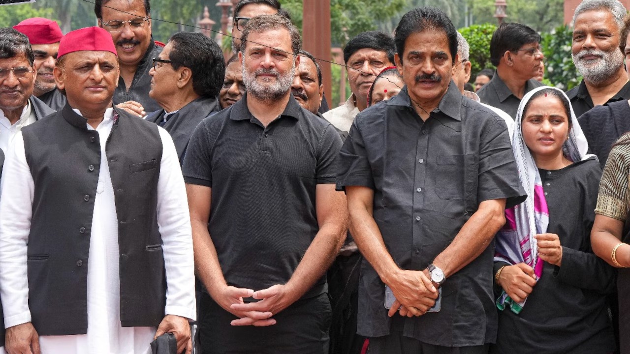 अखिलेश यादव और केसी वेणुगोपाल के बीच तीखी बहस