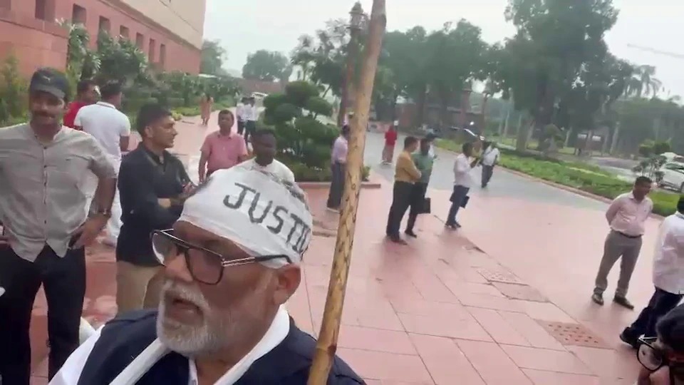 माथे पर पट्टी और हाथ में लाठी लेकर संसद पहुंचे पप्पू यादव