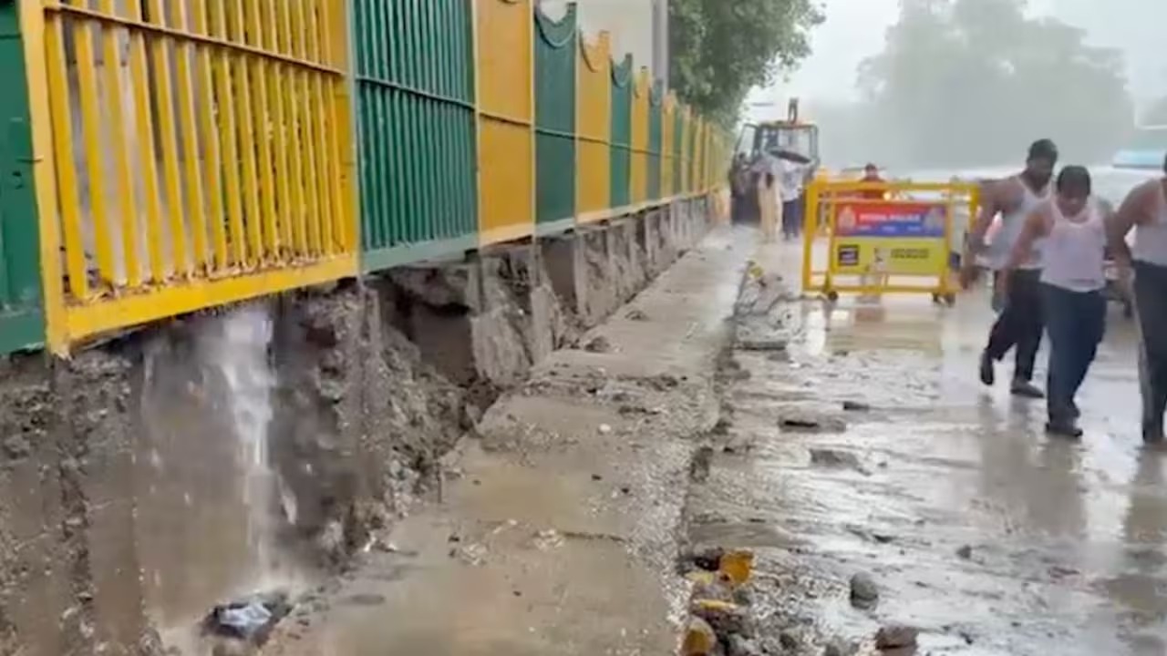 तेज बारिश से नोएडा मेट्रो स्टेशन के नीचे अचानक गिरा डिवाइडर