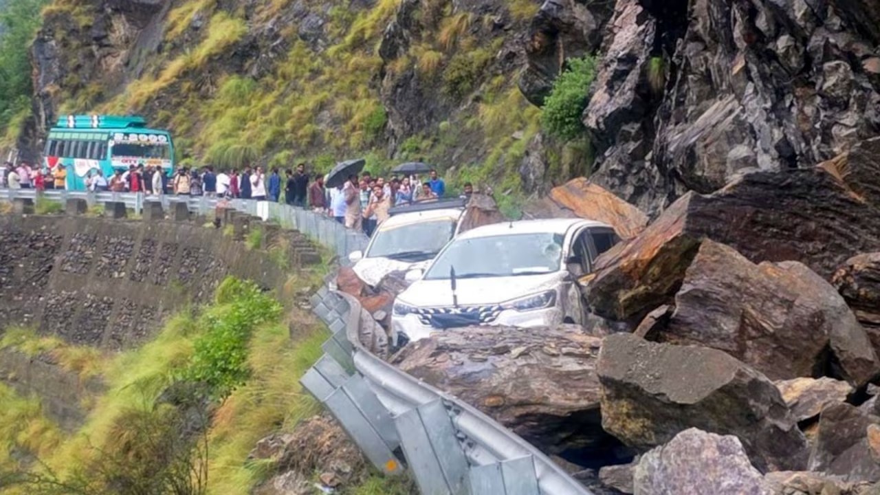 असम से जम्मू-कश्मीर तक बाढ़ और लैंडस्लाइड से बिगड़े हालात
