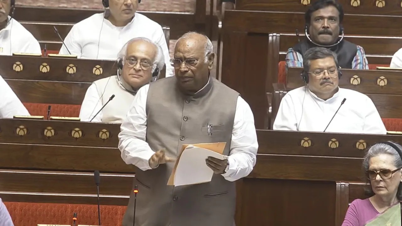 खड़गे ने अमित शाह से मांगा इस्तीफा