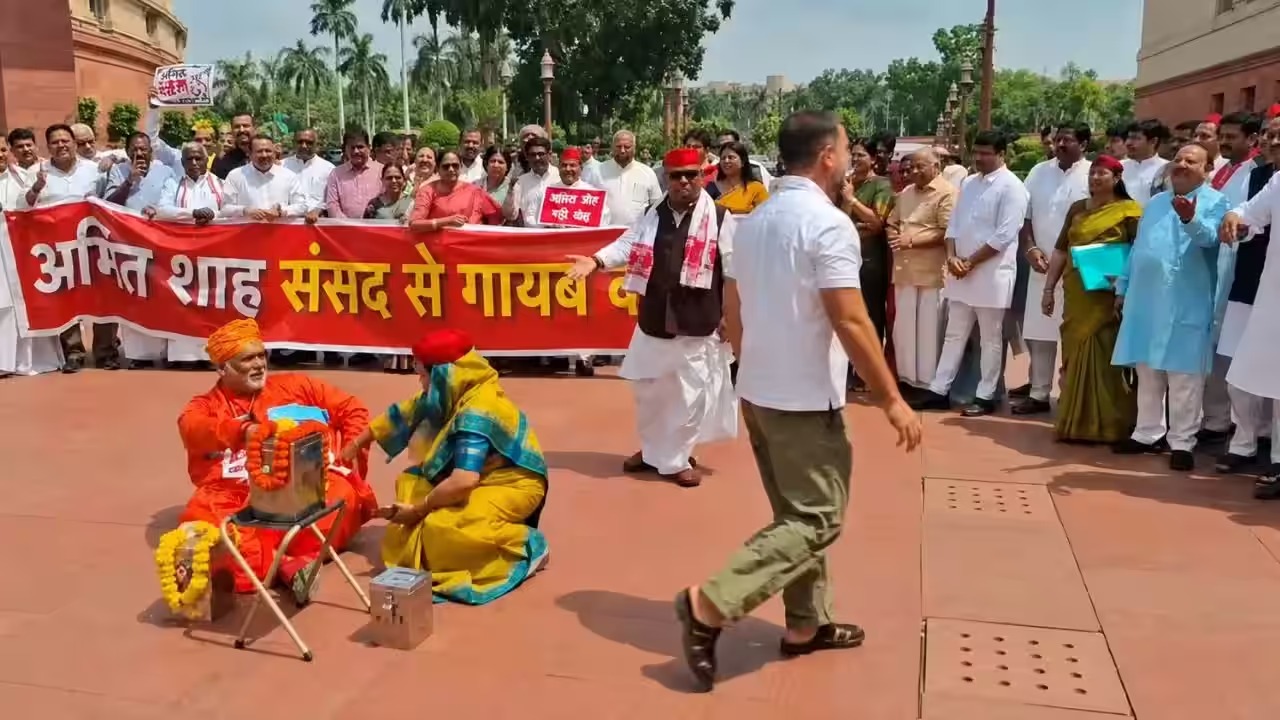 संसद में दान पेटी लेकर पहुंचा विपक्ष