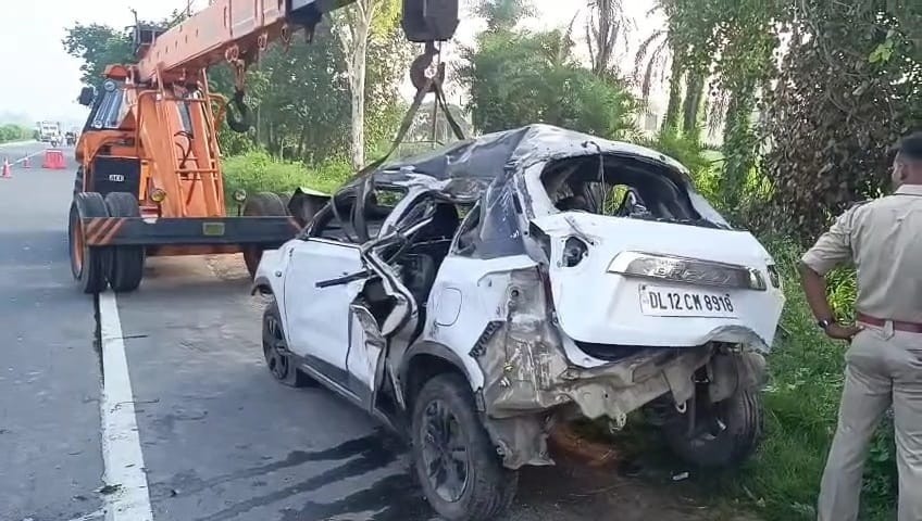 मेरठ में दर्दनाक हादसा: टायर फटने से खाई में गिरी कार