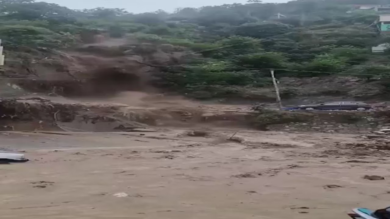 जम्मू-कश्मीर के डोडा में बादल फटने से तबाही का मंजर, राहत कार्य जारी 8 जम्मू-कश्मीर के डोडा में बादल फटने से तबाही का मंजर