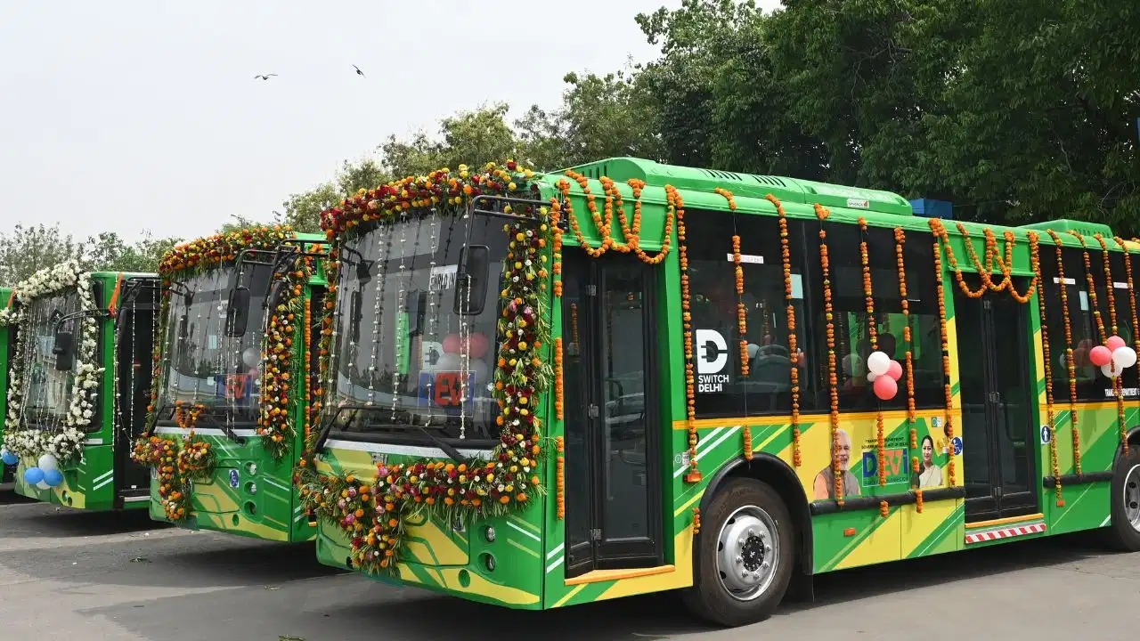 दिल्ली को मिली 300 नई इलेक्ट्रिक बसों की सौगात
