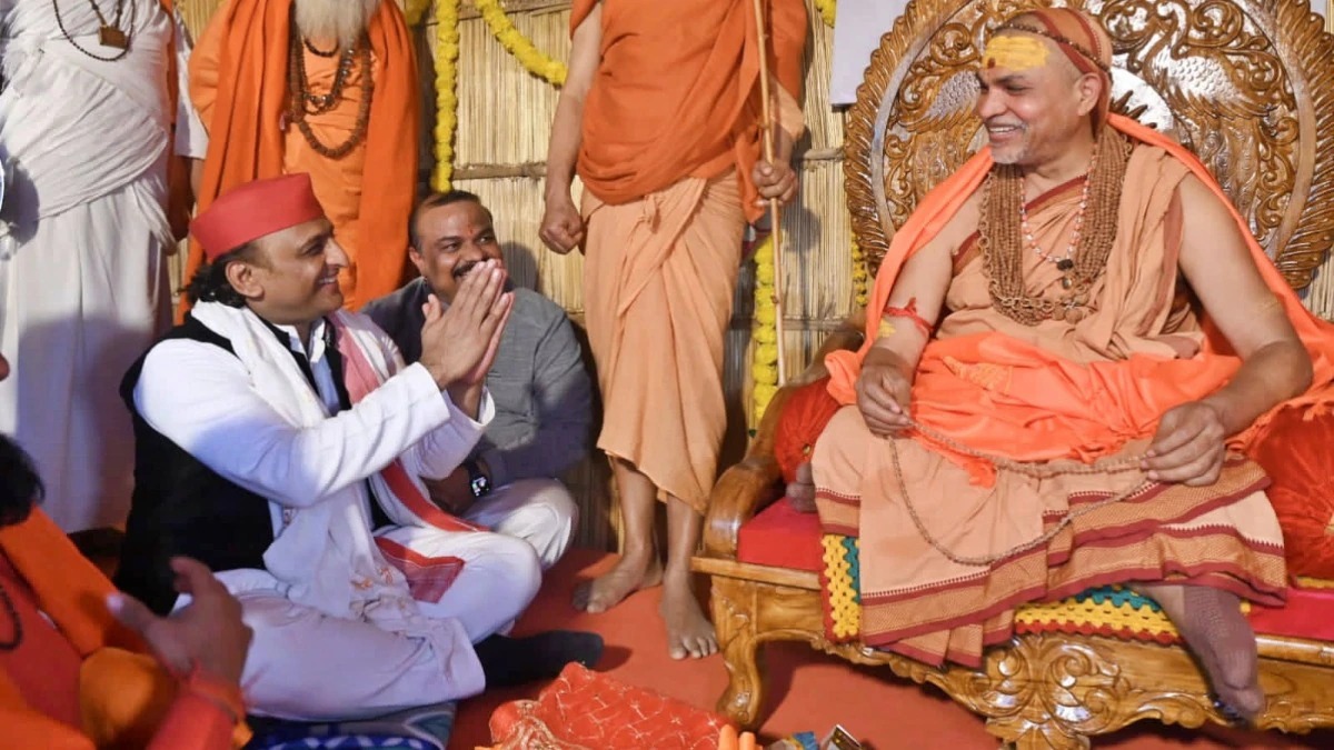 शंकराचार्य से मिले अखिलेश यादव