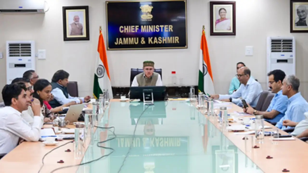 उमर अब्दुल्ला कैबिनेट में जल्द होगा बड़ा फेरबदल! तीन नए मंत्रियों की एंट्री संभव, कई विभाग बदलने के संकेत 3 उमर अब्दुल्ला कैबिनेट में जल्द होगा बड़ा फेरबदल!