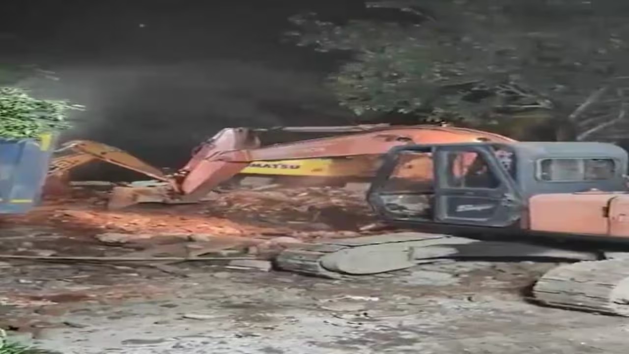 पीतमपुरा में सड़क के बीच बनी मजार हटाई गई