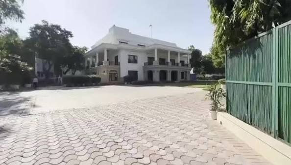केजरीवाल के 'शीशमहल' पर आया बड़ा फैसला,रेखा सरकार सेंटर में करेगी तब्दील 1 केजरीवाल के 'शीशमहल' पर आया बड़ा फैसला