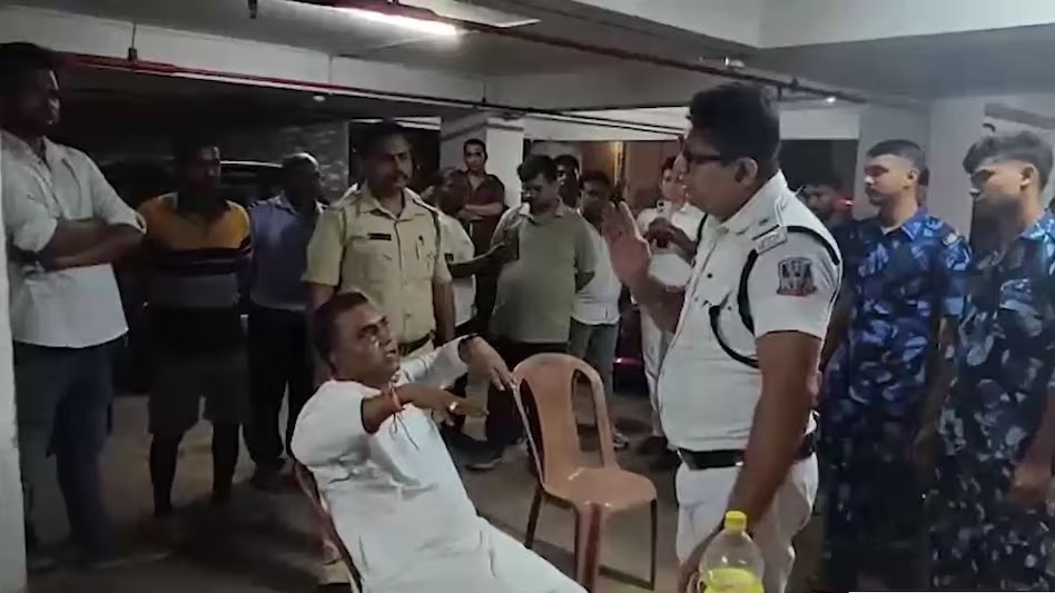 BJP नेता को पुलिस ले जा रही थी, भीड़ ने फेंके अंडे, फ्लैट कब्जे के आरोपों की जांच जारी 1 BJP नेता को पुलिस ले जा रही थी, भीड़ ने फेंके अंडे