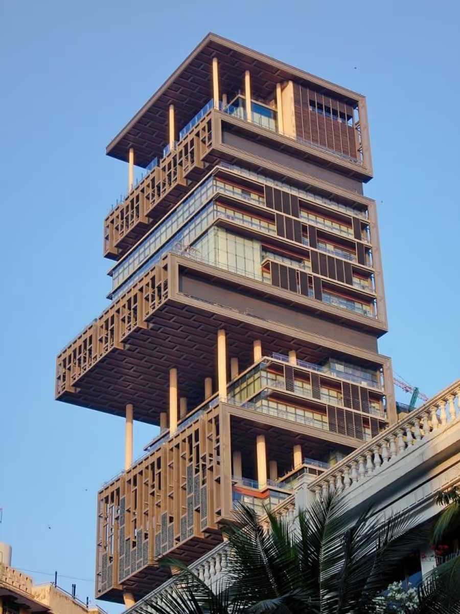 एंटीलिया: मुंबई की उस इमारत की कहानी, जिसे घर कहना शायद कम होगा 4 Antilia 1