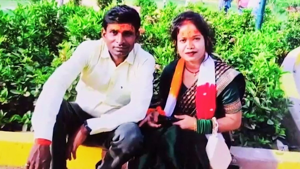 पति ने दिलाई सरकारी नौकरी, फिर कॉन्स्टेबल बनी पत्नी प्रेमी संग फरार? पति ने दर्ज कराई शिकायत 6 पति ने दिलाई सरकारी नौकरी, फिर कॉन्स्टेबल बनी पत्नी प्रेमी संग फरार?