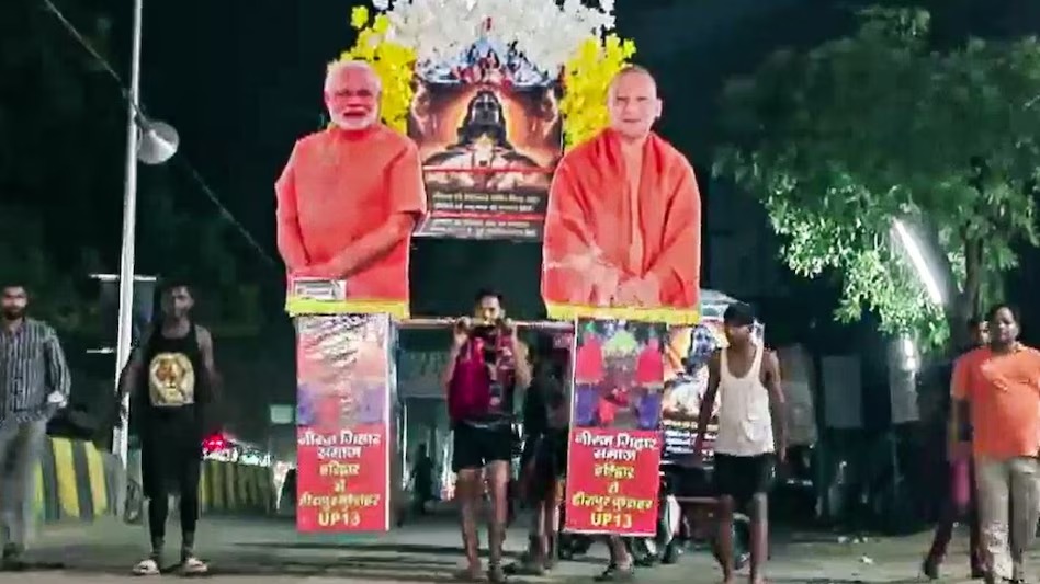 मोदी-योगी की तस्वीरों वाली कांवड़ बनी चर्चा का विषय