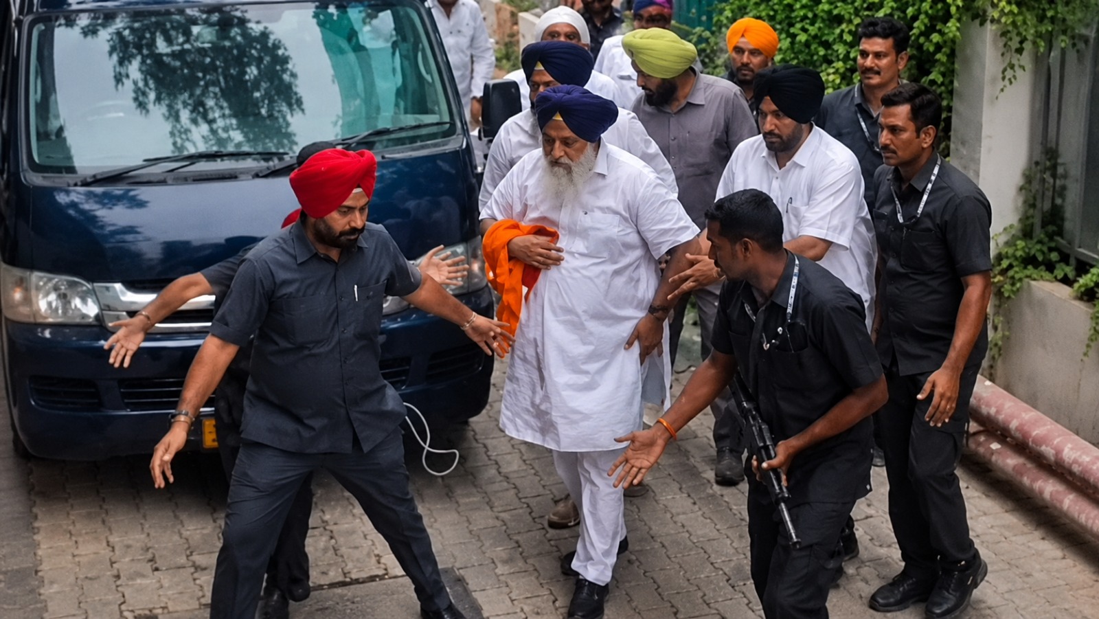 पहले गोली और अब कृपाण से हमला... पूर्व डिप्टी CM सुखबीर बादल पर निहंग ने किया अटैक