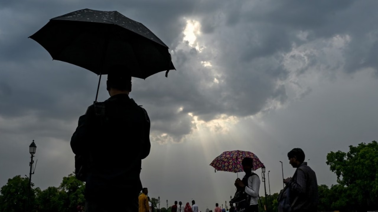दिल्ली-NCR में बदल गया मौसम का मिजाज