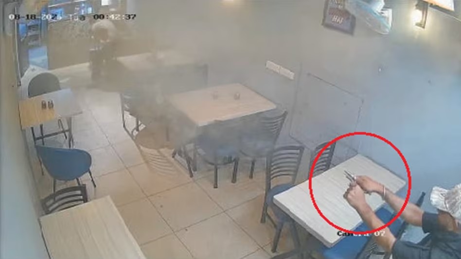 लुधियाना के Pizza Outlet में देर रात मचा हड़कंप, CCTV में कैद हुई घटना 10 लुधियाना के Pizza Outlet में देर रात मचा हड़कंप