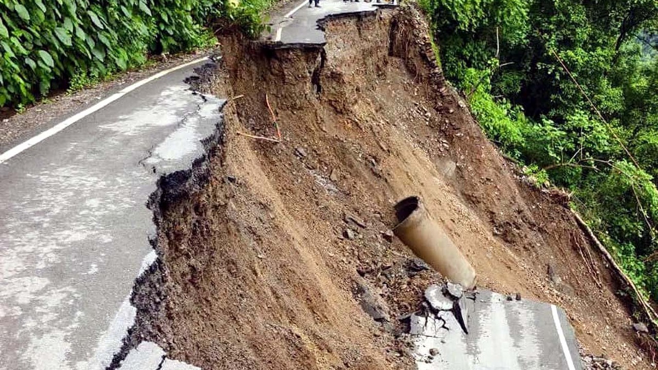 उत्तराखंड में बारिश का कहर, मसूरी-कैंपटी रूट पर आधी सड़क टूटी 2 उत्तराखंड में बारिश का कहर, मसूरी-कैंपटी रूट पर आधी सड़क टूटी