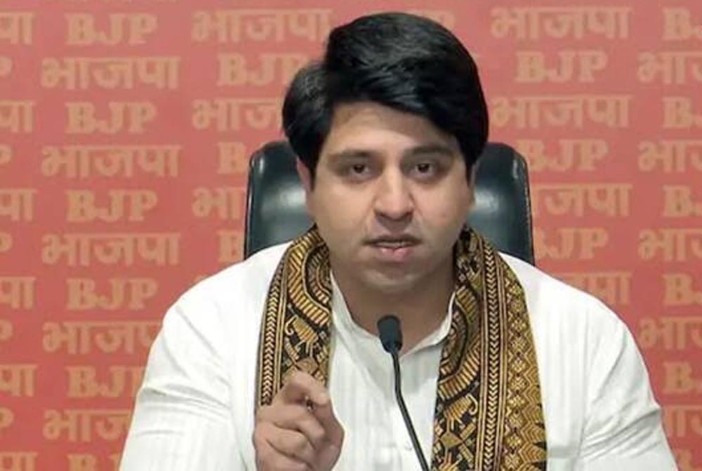 हिजाब विवाद में कांग्रेस पर बरसे पूनावाला, बोले- अपने ही वोटबैंक को ठोक दिया 22 54 8