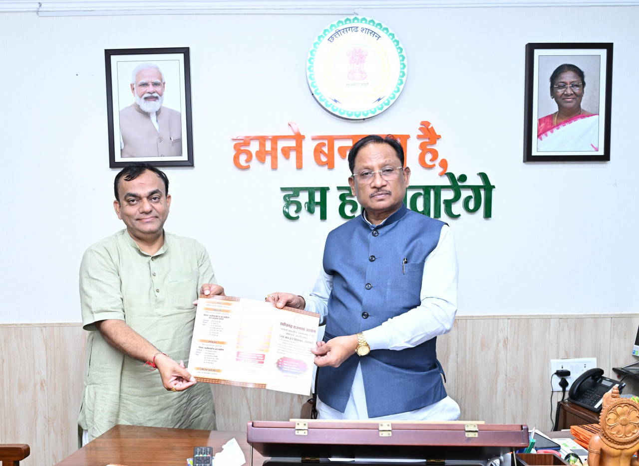 राजभाषा आयोग के अध्यक्ष प्रभात मिश्रा ने मुख्यमंत्री विष्णु देव साय से की भेंट…. 9 fn