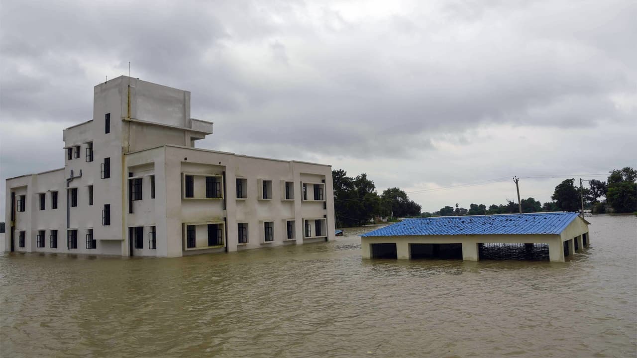 बिहार में गंगा का रौद्र रूप, पटना समेत कई इलाकों में बाढ़ का खतरा