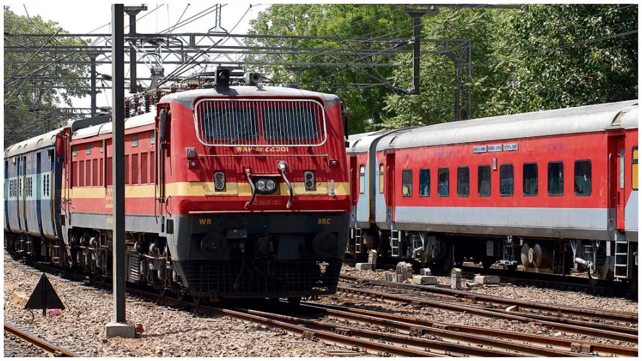 दिवाली-छठ पर घर जाने वालों के लिए खुशखबरी, रेलवे ने बढ़ाई स्पेशल ट्रेनों की अवधि, जल्दी करें चेक 3 दिवाली-छठ पर घर जाने वालों के लिए खुशखबरी, रेलवे ने बढ़ाई स्पेशल ट्रेनों की अवधि