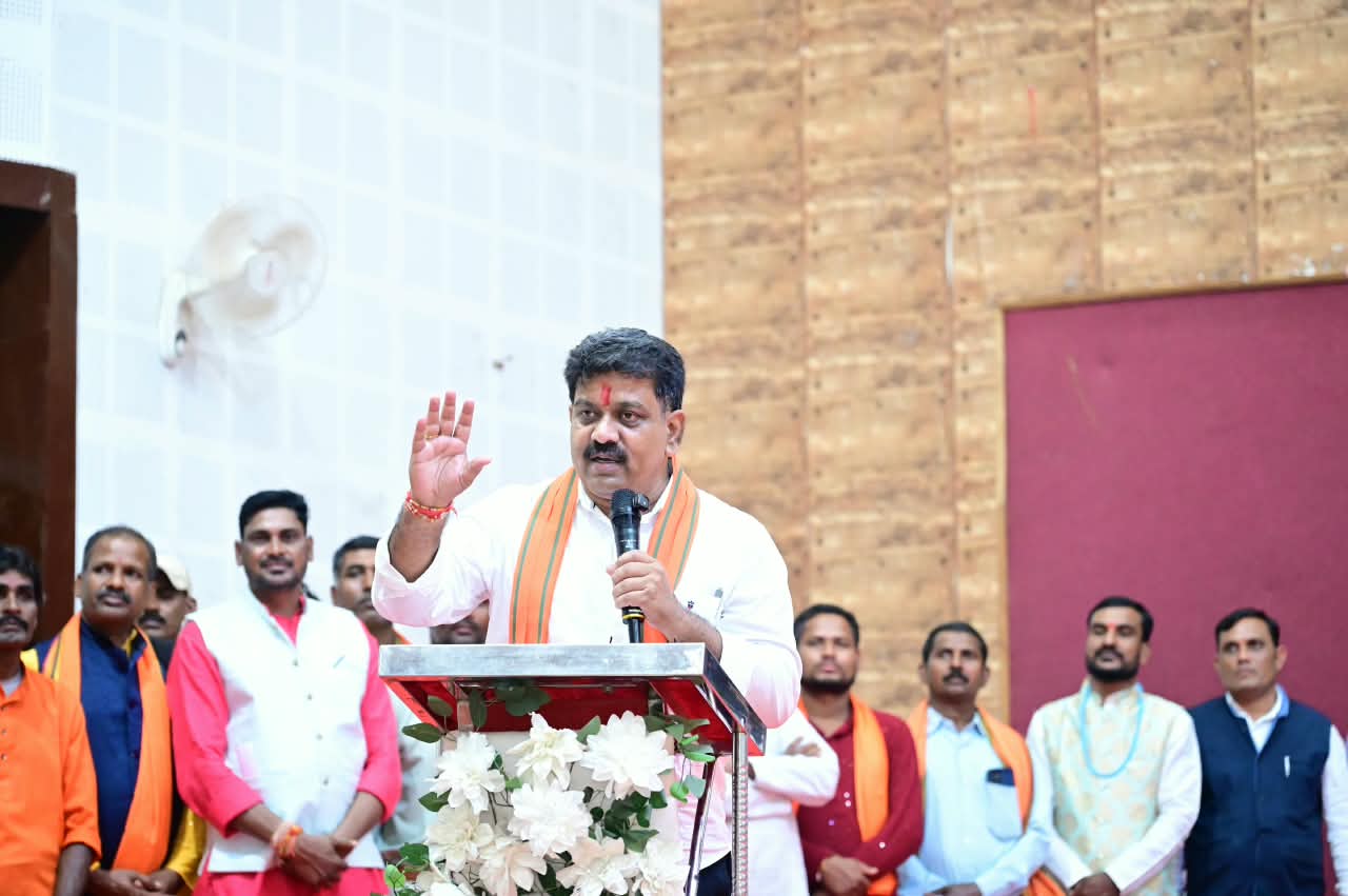 छत्तीसगढ़ प्रदेश लोक कलाकार कल्याण संघ के शपथ ग्रहण समारोह में उप मुख्यमंत्री विजय शर्मा हुए शामिल… 3 nnf