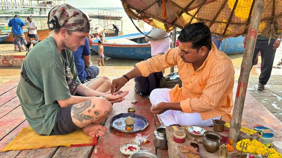 मिशिगन से काशी पहुंचे जैक्सन