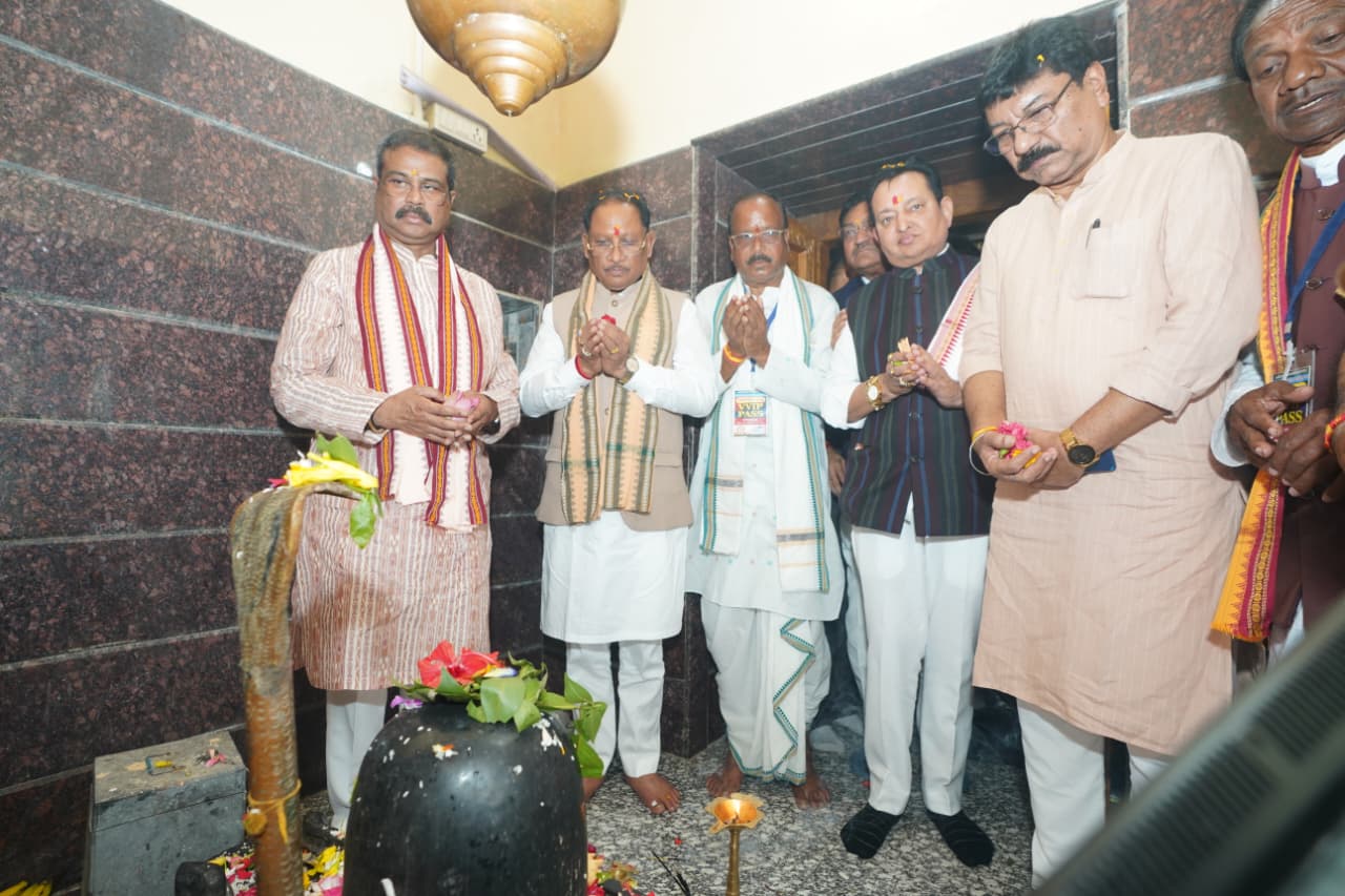मुख्यमंत्री विष्णु देव साय ने रामचंडी मंदिर में पूजा-अर्चना कर प्रदेश की खुशहाली एवं सुख-समृद्धि की कामना की…. 19