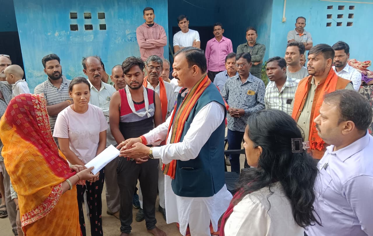 बस हादसे में मृत यात्रियों के घर-घर पहुंचे स्वास्थ्य मंत्री श्याम बिहारी जायसवाल, पुष्प अर्पित कर दी श्रद्धांजलि…. 4 nt 1
